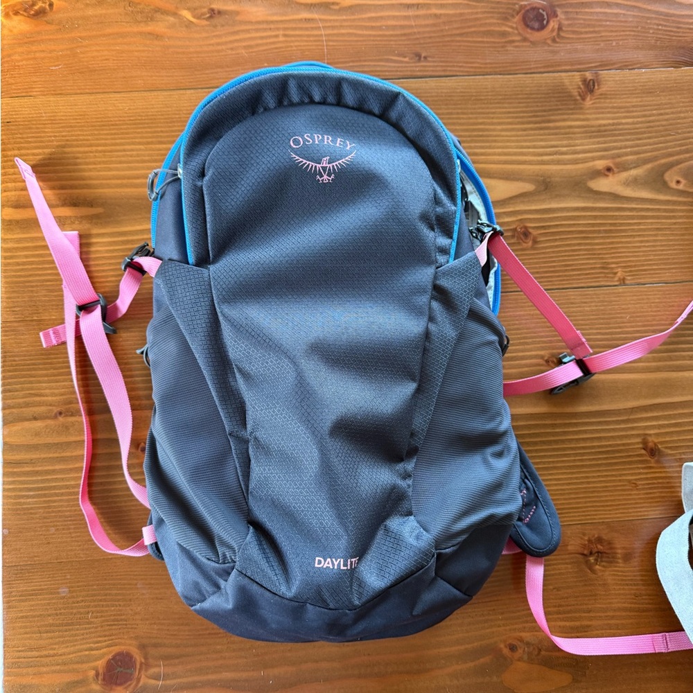 Osprey Daylite Backpack - Black with Pink Straps